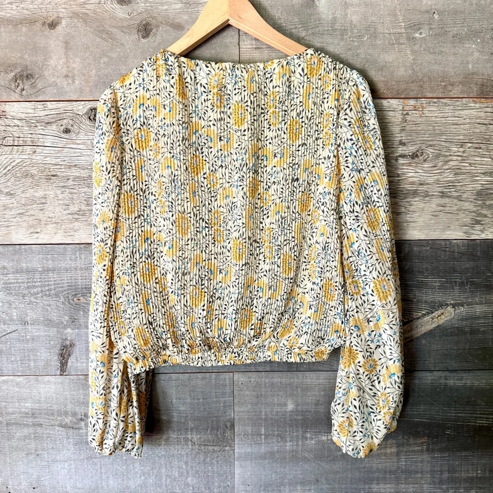 ASTR the Label V-Neck Pleated Long Sleeve Top Floral Yellow Cottage Country S‎